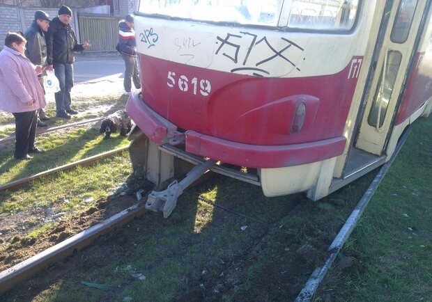 Новость - Транспорт и инфраструктура - Фотофакт: в Киеве трамвай сошел с рельсов