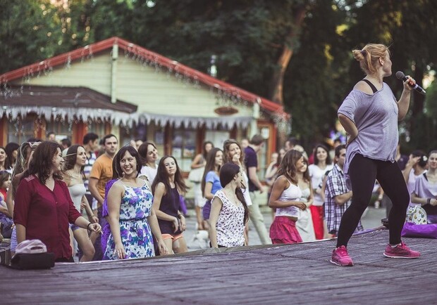 Новость - Досуг и еда - Латина возвращается: киевлян приглашают в парк бесплатно учиться танцам