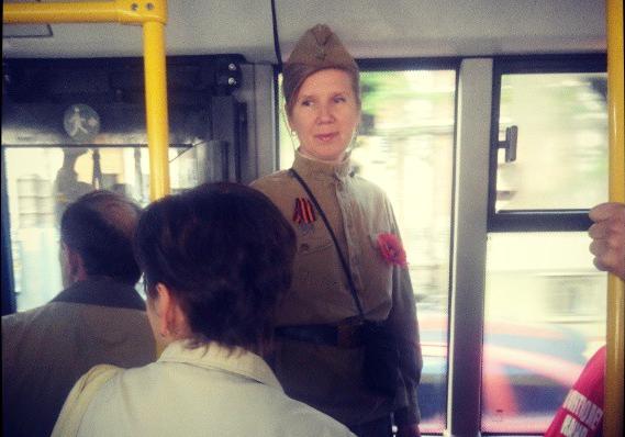 Новость - Люди города - Фотофакт: кондуктор киевского автобуса вышла на работу с георгиевской ленточкой и маком