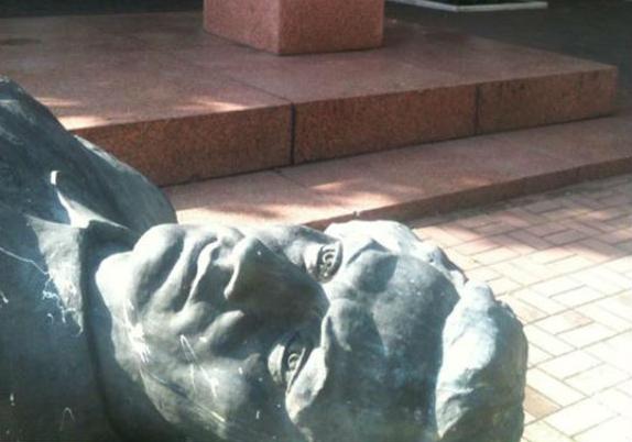 Новость - События - В Киеве за ночь снесли три советских памятника