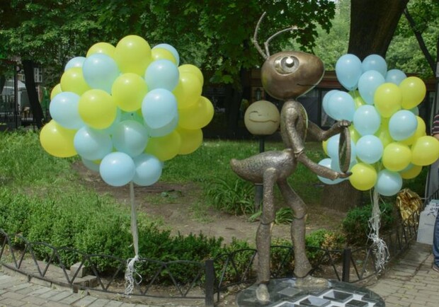 Новость - Транспорт и инфраструктура - В центре Киева появилась скульптура муравья, приносящая счастье