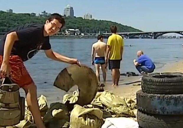 Новость - События - Подводный субботник: дайверы достали со дна Днепра 200 килограмм мусора