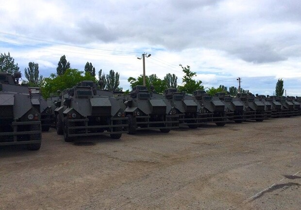 Новость - События - Как это выглядит: в Киев привезли 55 бронемашин из Великобритании