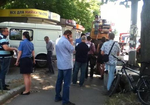 Новость - События - В Киеве владелица МАФа, который сносили, грозилась перерезать себе вены