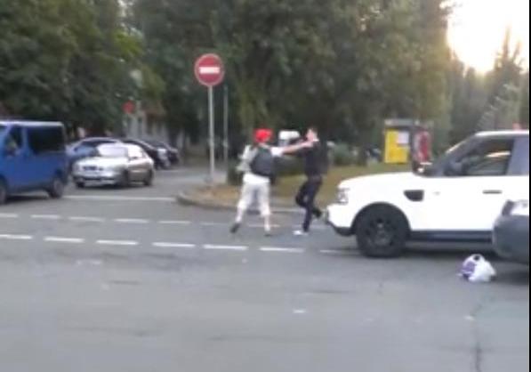 Новость - События - Видео дня: отчаявшийся пешеход бросился с кулаками на киевского "героя парковки"