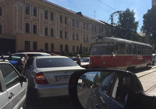 Новость - События - Ищи другой путь: авария на Подоле остановила движение трамваев