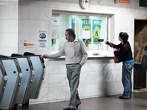 Теперь киевляне платят за метро на 30 копеек больше. Мелочь, а неприятно...
Фото с сайта kp.ua