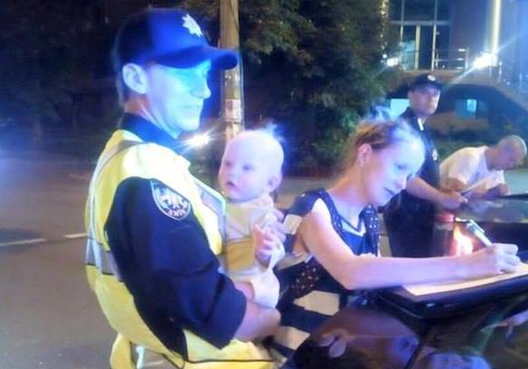 Новость - Люди города - Минутка умиления: киевский полицейский помог нянчить малыша