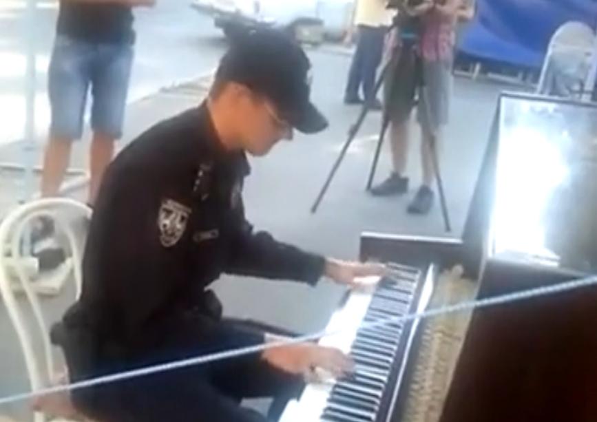 Новость - События - Видео дня: полицейский на Андреевском спуске сыграл One Republic на пианино