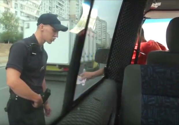 Новость - События - Видео дня: журналисты проверили полицейских взяткой