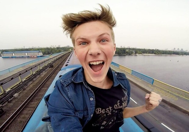 Новость - События - Видео дня: подросток прокатился на крыше поезда метро