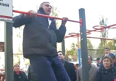 Новость - Люди города - Видео дня: мэра Киева назвали сосиской после неудачного подтягивания