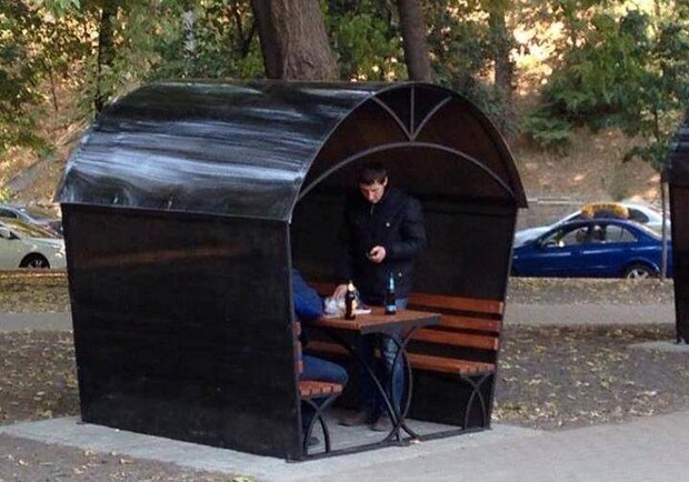 Новость - События - В парке Киева появились беседки-будки для настольных игр, которые используют не по назначению