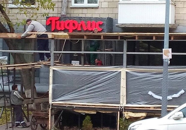 Новость - Транспорт и инфраструктура - В центре Киева демонтируют скандальную пристройку к ресторану