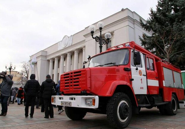 Новость - События - Всех эвакуируют, кроме депутатов: в Киеве заминировали Верхновную Раду