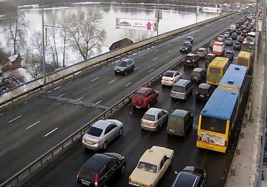 Новость - Транспорт и инфраструктура - Как полиция воспитывает водителей на Московском мосту. Говорит очевидец