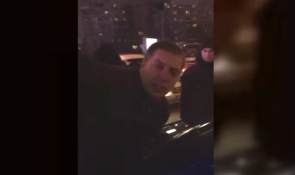 Новость - События - В сеть попало видео, как патрульный в Киеве ударил водителя за нарушение ПДД