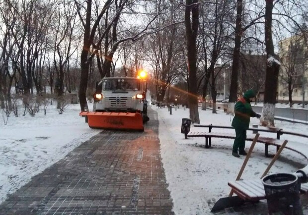 Новость - События - В Киеве коммунальщики начали чистить снег
