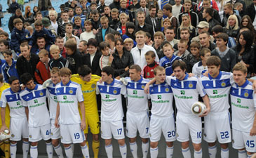 Футболисты покрасовались в своей новой форме. Фото с сайта: http://football.ua/