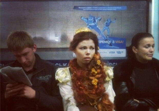 Новость - Люди города - Живой гусь, Джонни Депп и секси-леопарды: подборка неординарных пассажиров в киевском метро