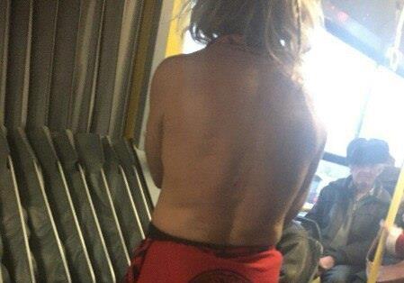 Новость - События - Фотофакт: в киевском троллейбусе проехался парень в полотенце