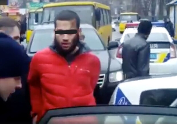 Новость - События - На Лукьяновке агрессивный мужчина укусил полицейского за ногу