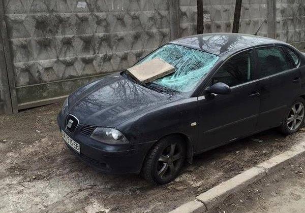 Новость - События - Фотофакт: в Киеве "герою парковки" разбили лобовое стекло бетонной плитой