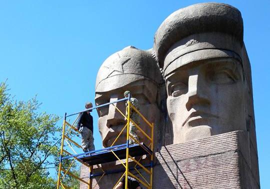 Новость - События - Попытка №2: в Киеве опять сносят памятник чекистам