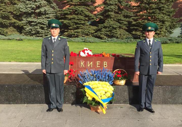 Новость - События - Стелу Киева в Москве украсили желто-голубыми цветами и поставили почетный караул