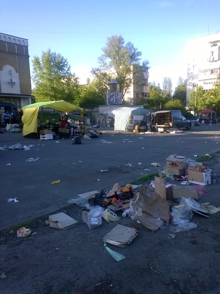 Новость - Транспорт и инфраструктура - Темная сторона ярмарок: киевляне жалуются на горы мусора после продавцов