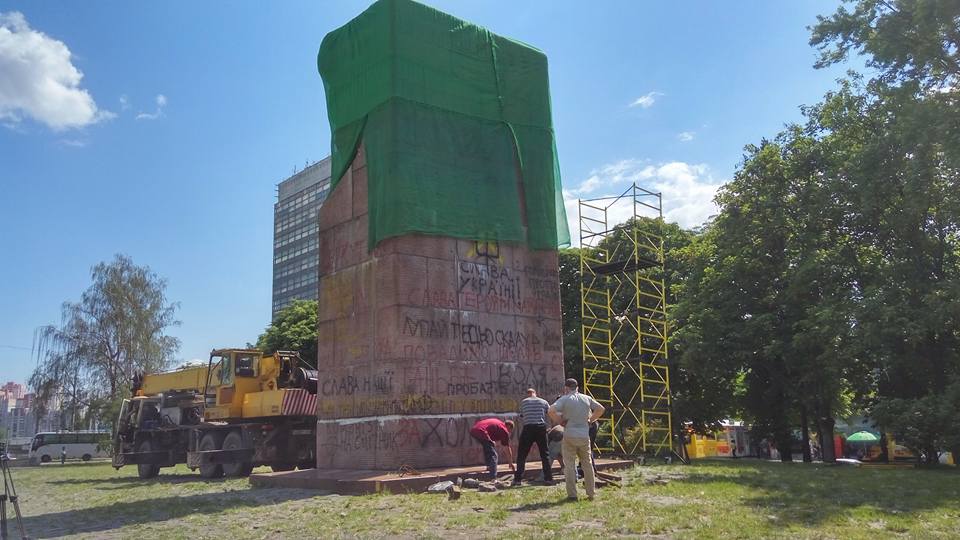 Новость - События - Фотофакт: в Киеве демонтируют памятник чекистам