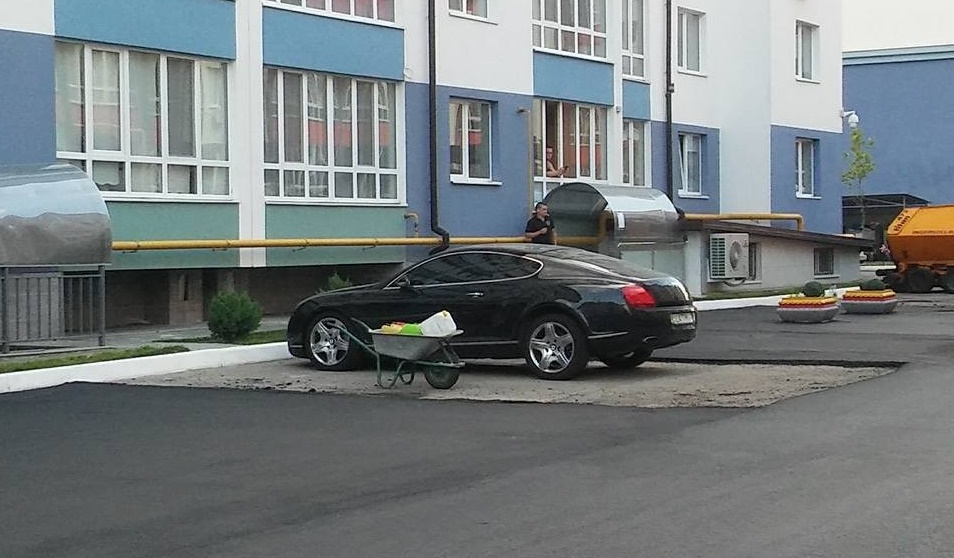 Новость - Транспорт и инфраструктура - Фотофакт: в Киеве заасфальтировали дорогу в обход Bentley
