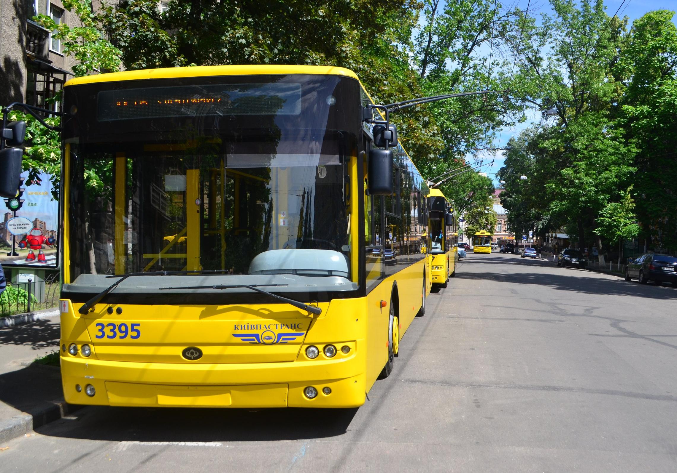 Новость - Транспорт и инфраструктура - Сними напряжение в троллейбусе: в Киеве проездной на июль меняет дизайн