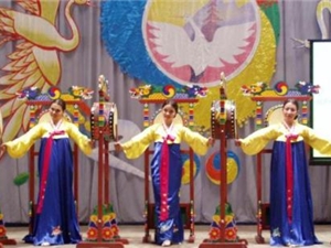 В программе: выставка корейской национальной кухни, показ традиционного корейского костюма - ханбок, а й гала-концерт.
Фото с сайта toradi.kiev.ua