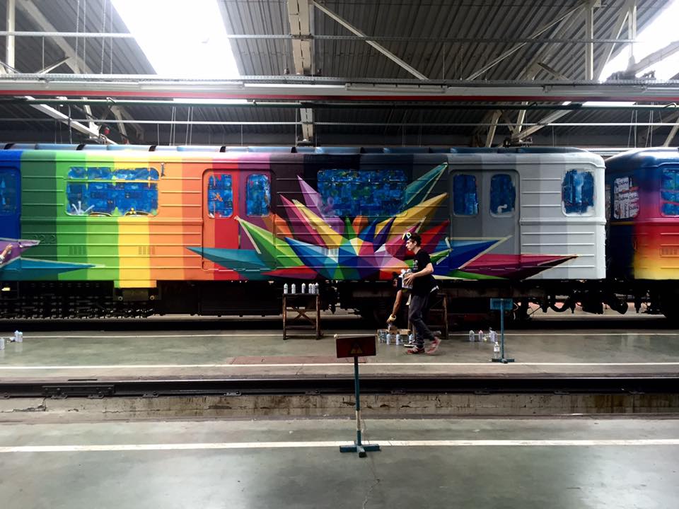 Новость - Досуг и еда - Фотофакт: художник из Испании расписывает поезд метро в Киеве