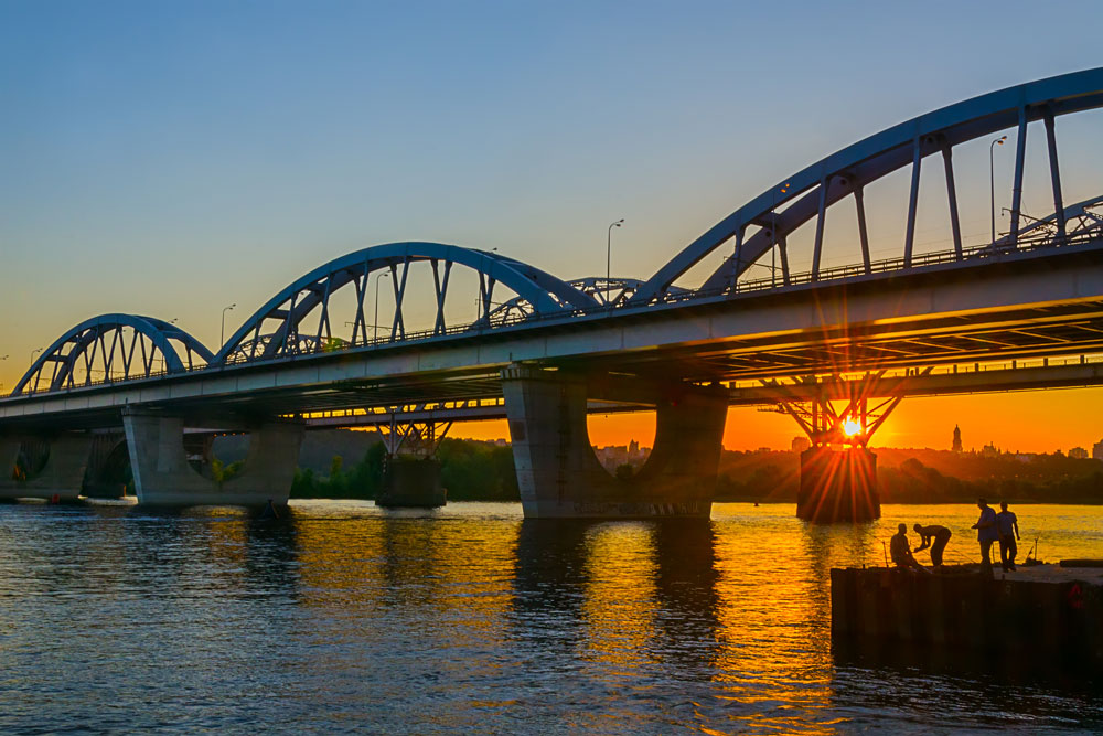 Новость - События - Теперь видно все: на Дарницком мосту восстановили освещение