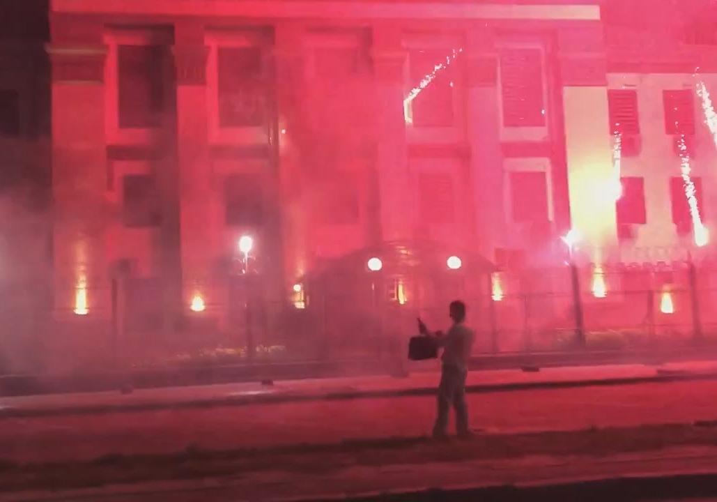 Новость - События - Опубликовано видео: в Киеве ночью атаковали посольство РФ