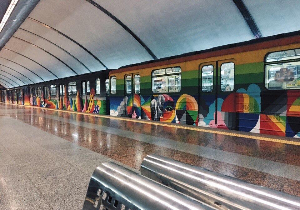 Новость - Транспорт и инфраструктура - Фотофакт: в киевской подземке ездил поезд с разбитым окном