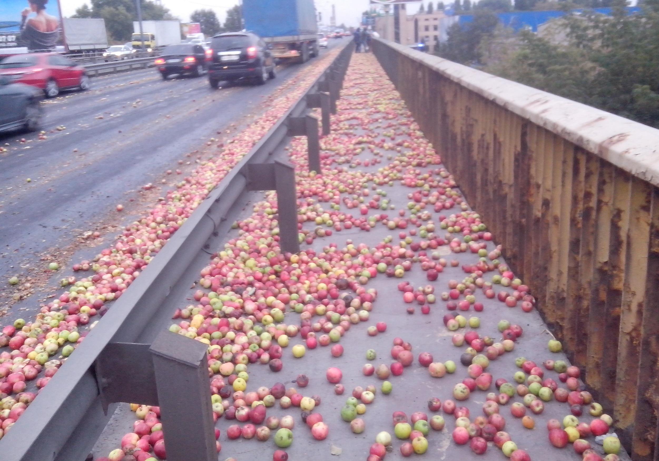 Новость - События - В Киеве на Южном мосту рассыпались яблоки