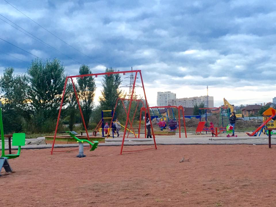 Новость - События - Бери пример: на Святошино киевлянка сделала детскую площадку вместо парковки