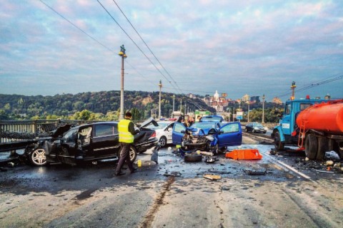 Новость - События - На мосту Патона "Мерседес" зацепил автоцистерну и "Шевроле"