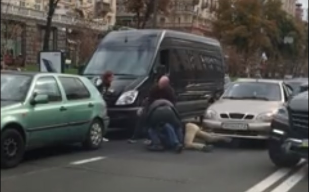 Новость - События - Видео дня: на Крещатике двое мужчин устроили на дороге кулачный бой
