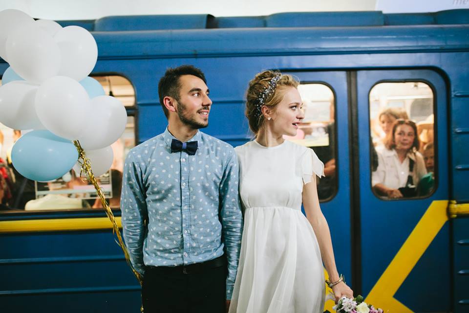 Новость - Досуг и еда - Самые милые снимки дня: в киевской подземке фотографировали жениха и невесту