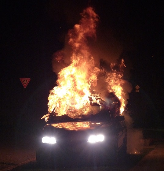 Новость - События - Фотофакт: в центре Киева сожгли авто нардепа