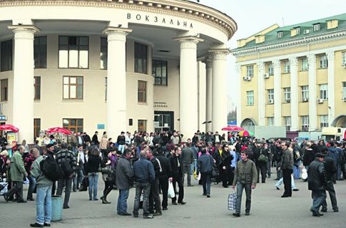 Люди привыкли к нелегальному автовокзалу напротив ж/д вокзала.
Фото с сайта segodnya.ua