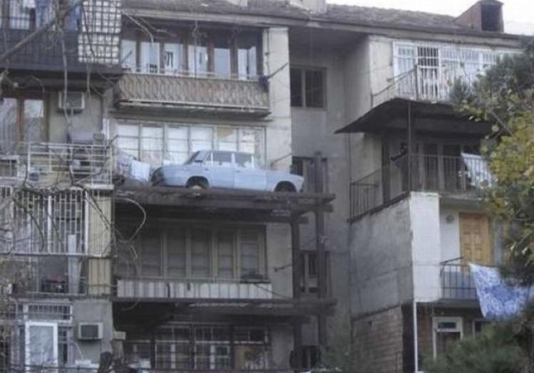 Новость - События - Фотофакт: водитель припарковал машину под балконом жилого дома