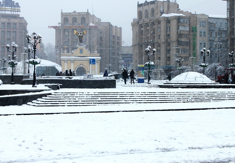Новость - События - Зима виновата: на Майдане Незалежности вздулась плитка