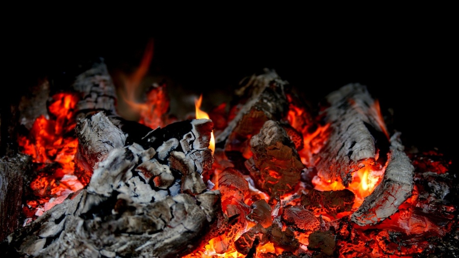 Новость - События - Сгорел на работе: в Киеве загорелась фура с углем