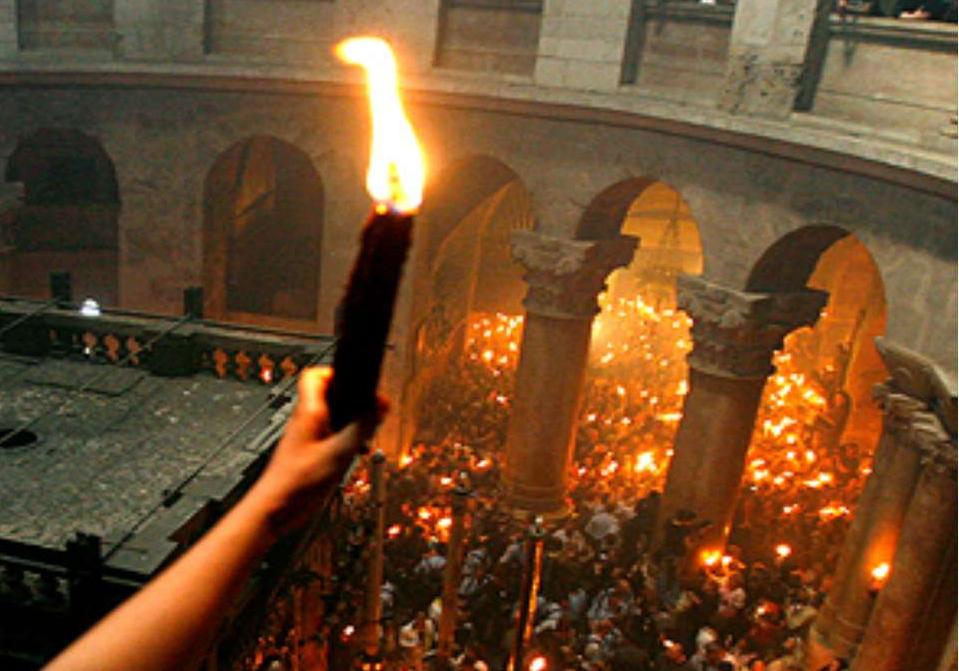 Новость - События - Фотофакт: в Киев прибыл Благодатный огонь из Иерусалима