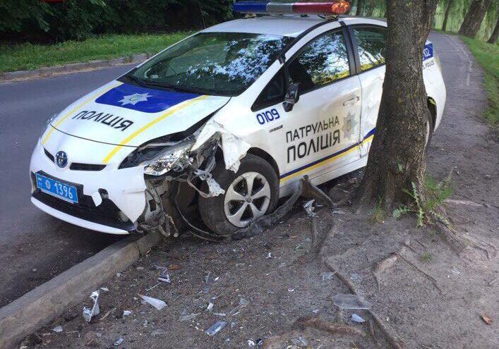 Новость - События - Не опять, а снова: в Голосеевском лесу разбили полицейское авто